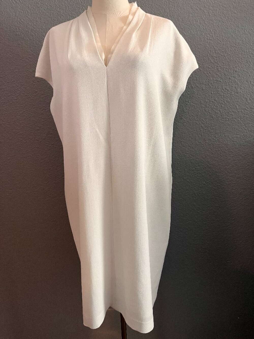 CARMEN MARC VALVO WHITE LOOSE FIT CLASSIC SHIFT DRESS V-NECK CAP SLEEVE EUC - L